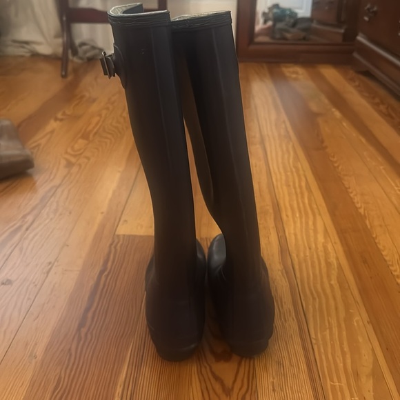 Dark purple hunter tall rain boots size 8, excellent condition - Picture 5 of 9